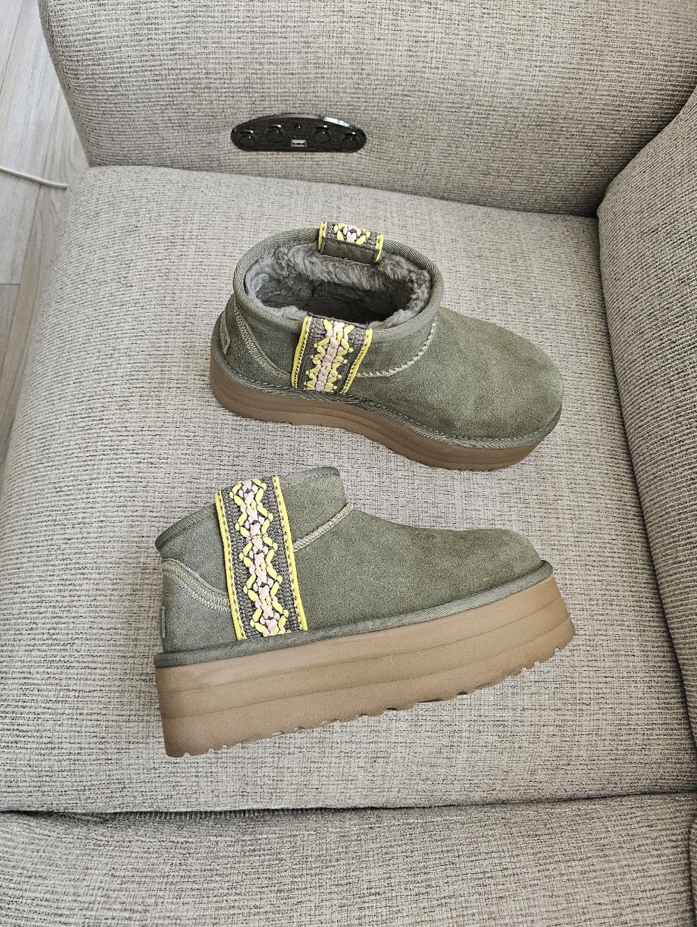 UGG Classic Ultra Mini Braid Platform Boots Size 7 - Picture 4 of 10